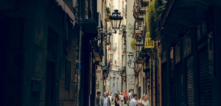 El turismo en España, a doble velocidad en agosto: las llegadas caen un 1,9% pero el gasto se mantiene al alza